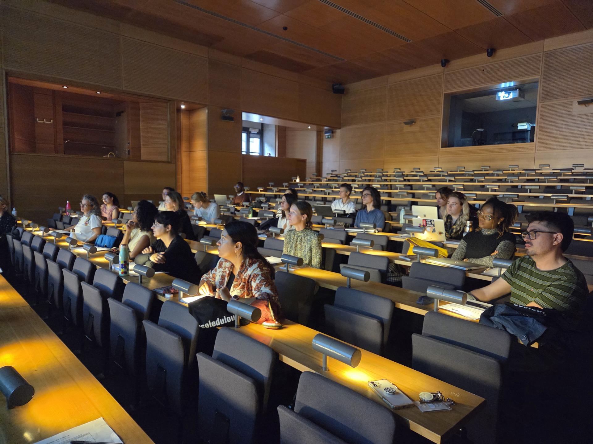 Participants dans un amphithéâtre