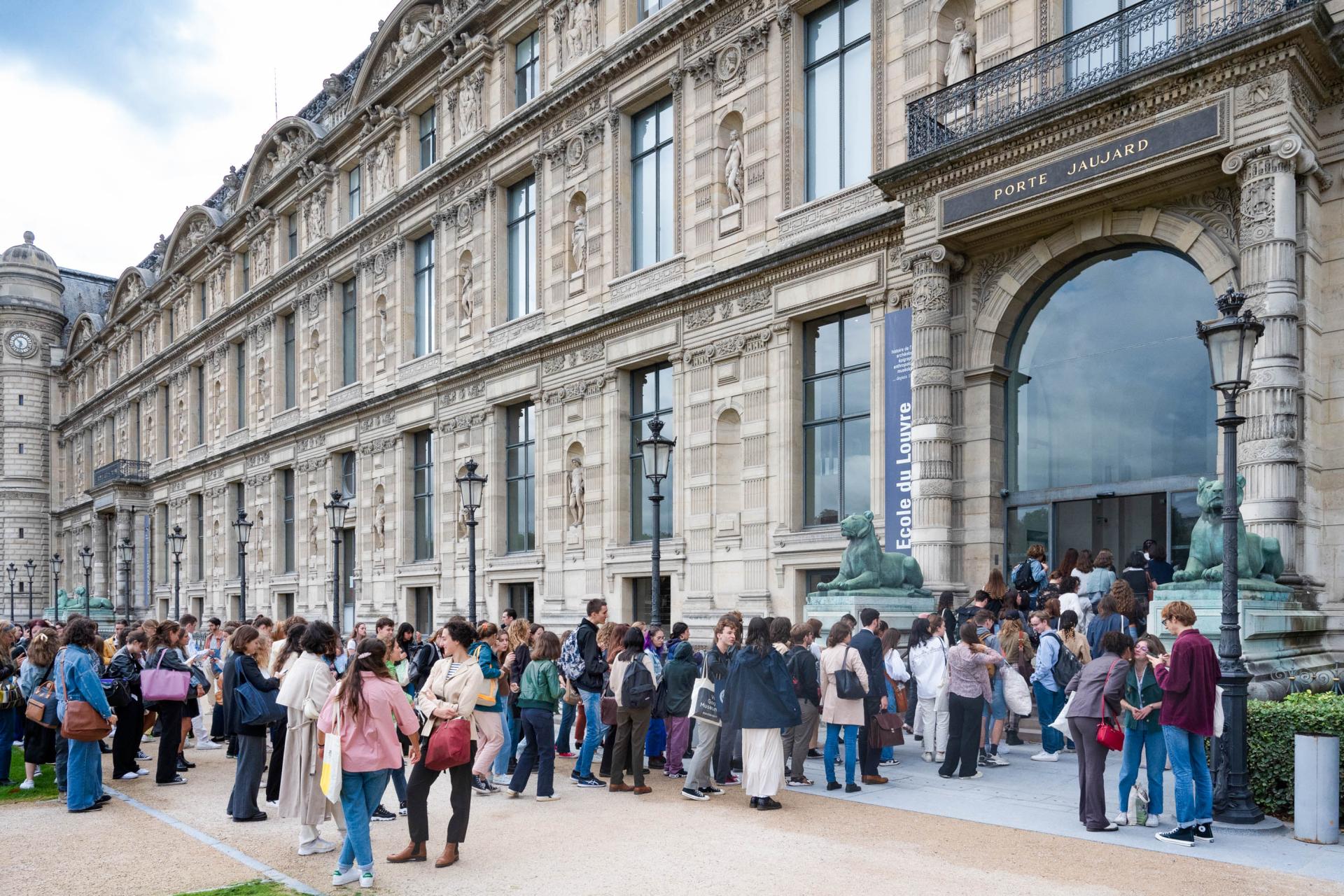 Elèves devant l'Ecole du Louvre