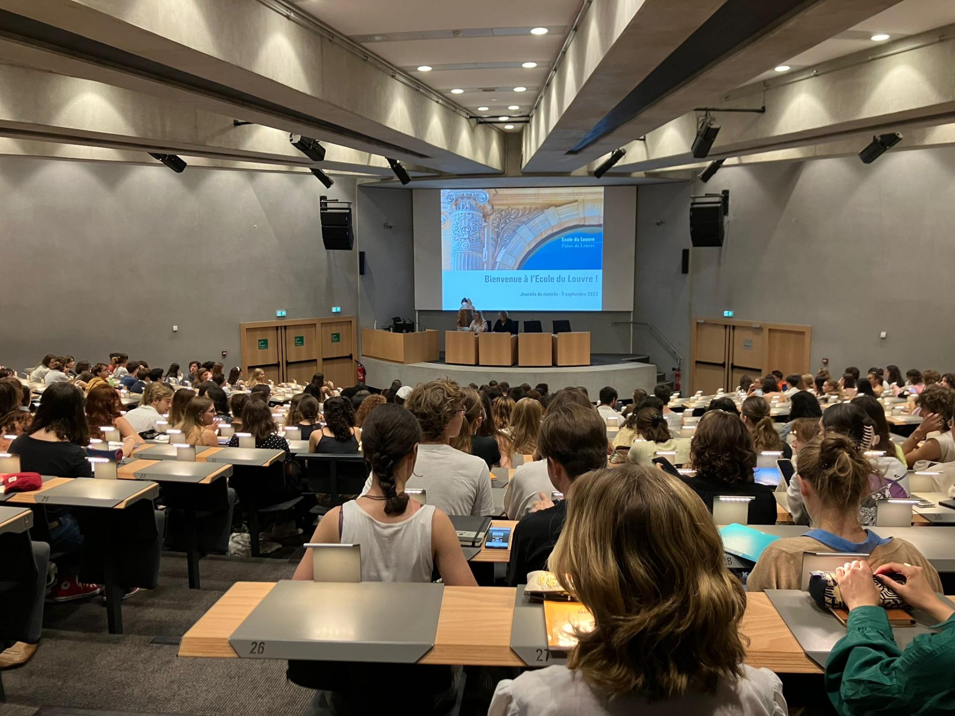 Étudiants dans un amphithéâtre 