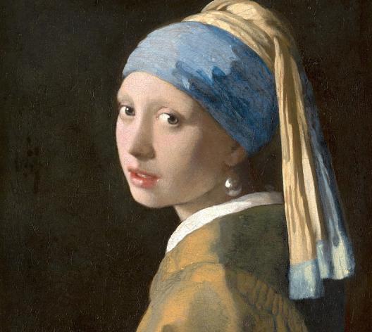 Peinture à l'huile sur toile représentant le portrait en buste d'une jeune femme anonyme, de trois quart dos, avec une perle nacrée comme boucle d'oreille