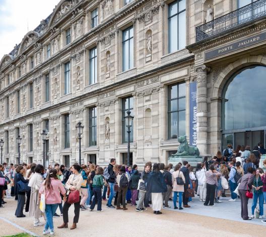 Elèves devant l'Ecole du Louvre