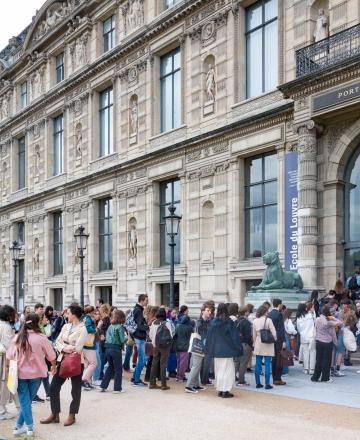 Elèves devant l'Ecole du Louvre